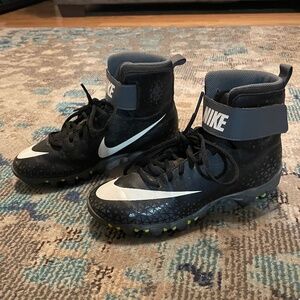🏈 Boys Nike Force Savage Shark Football Cleats - Size 6Y